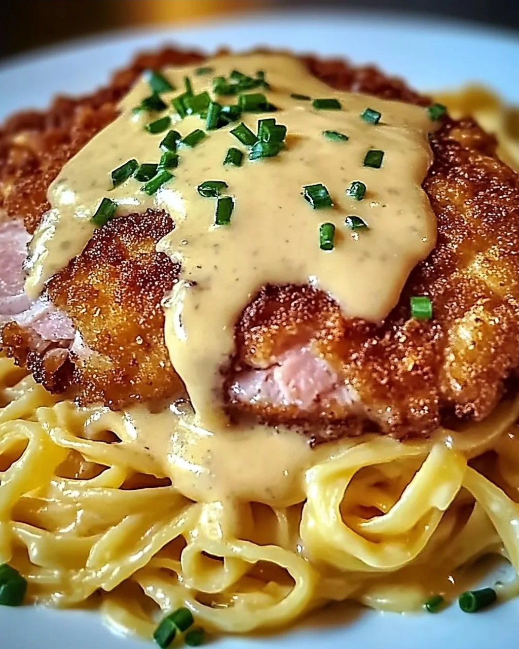 Cordon Bleu en Sauce Crémeuse avec Pâtes Sautées Délicieuses