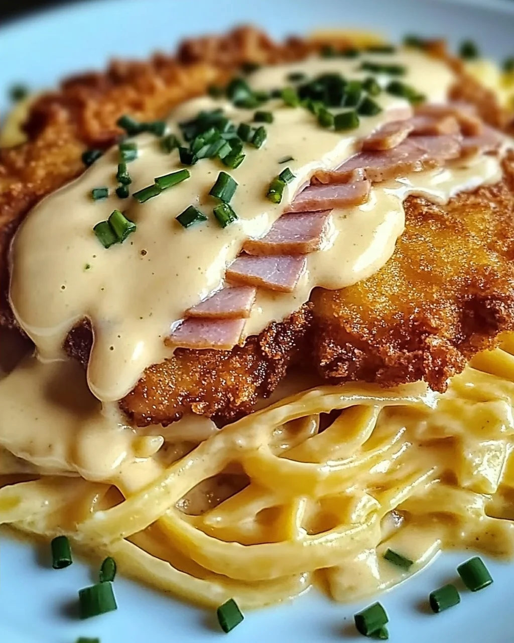 Cordon Bleu en Sauce Crémeuse avec Pâtes Sautées Délicieuses